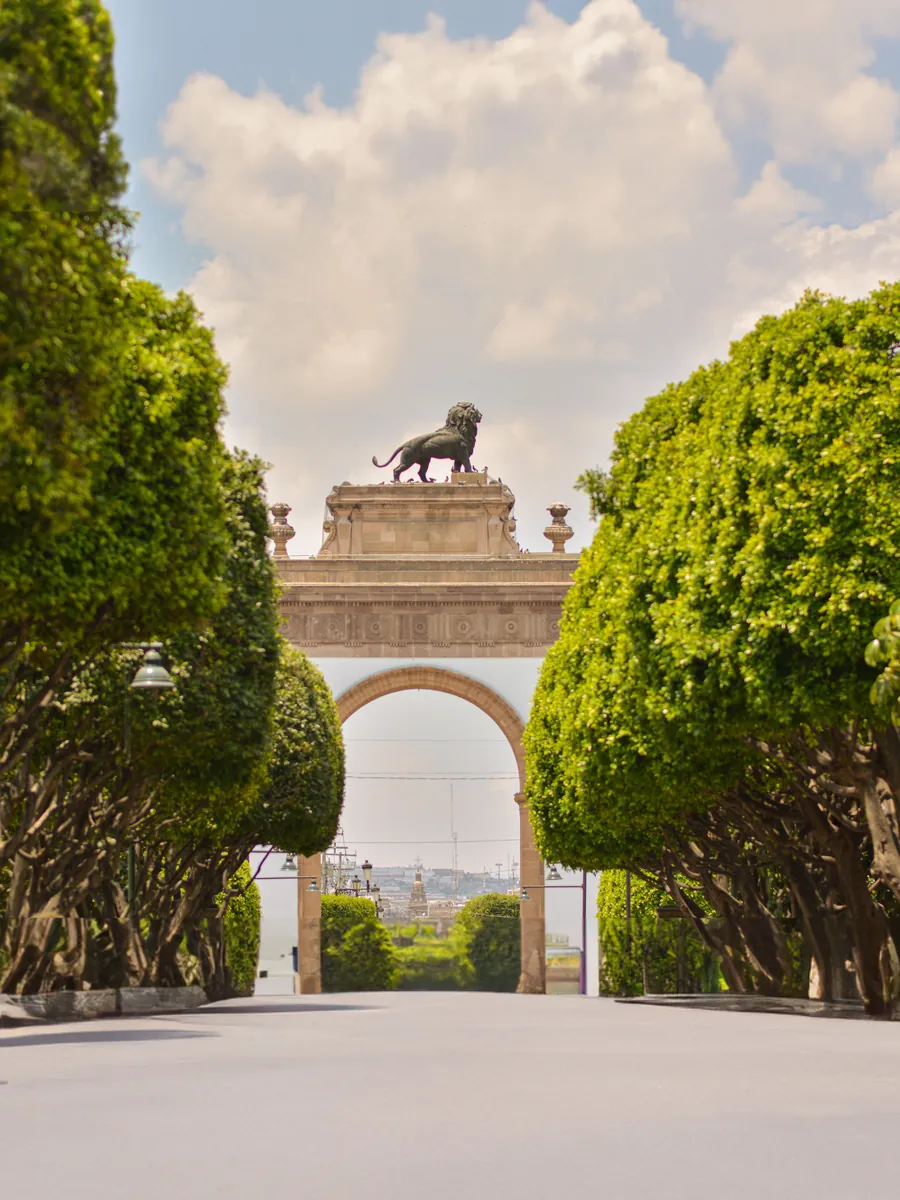 León